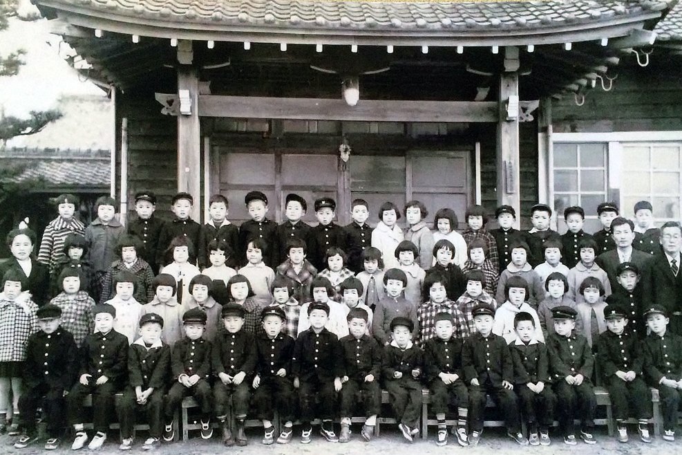 昭和33年度の入学記念写真。当時は全学年2クラスで、1組・2組ではなく「月組」「花組」と呼ばれていたとか（提供：井上正則さん）
