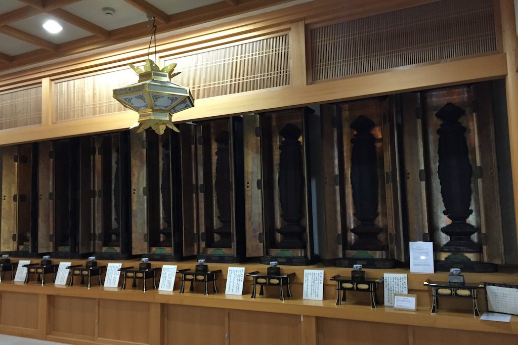 位牌堂の入口を背にして、正面に並ぶのが松平家の位牌