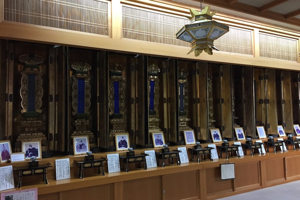 同じく位牌堂の入口を背にして、左手に並ぶのが徳川家の位牌