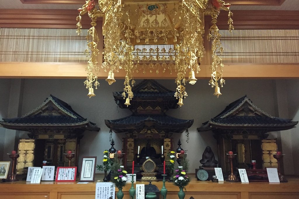 中央に鎮座するのが木造東照権現（徳川家康）坐像。壮年期の束帯姿を表しています