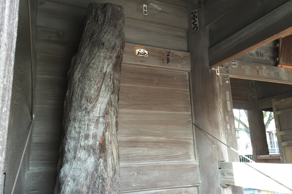 山（三）門に置かれている旗かけの木。とくに説明もないので、知らない人は気づかずに通り過ぎてしまうかもしれません