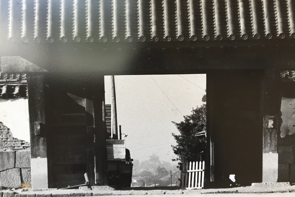 こちらは位牌堂の手前に飾られていた昭和40年代頃と思われる写真。現在よりも岡崎城の周辺に建物などがなかったことがわかります