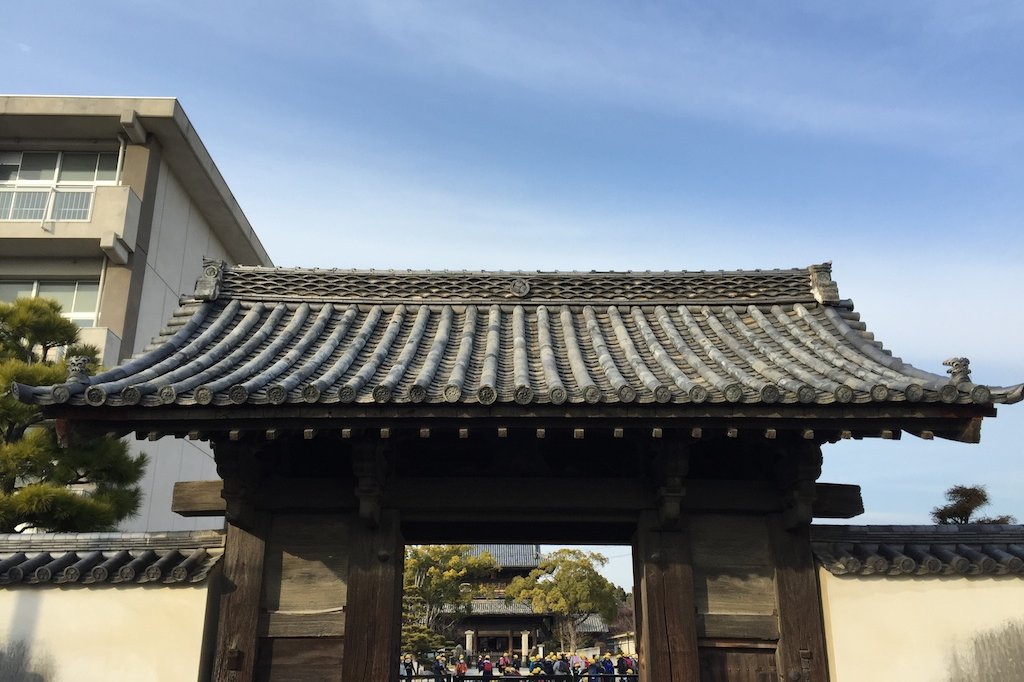 大樹寺小学校の南門になっている総門を、小学校の敷地の外から見たところ。近くから見学するときは、小学校の敷地を東側から回って行くのがオススメです
