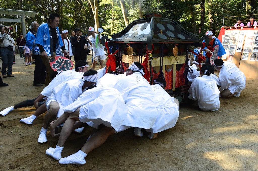 現在は地面に降ろして押し合いますが、昔は担いだままで押し合っていたとか