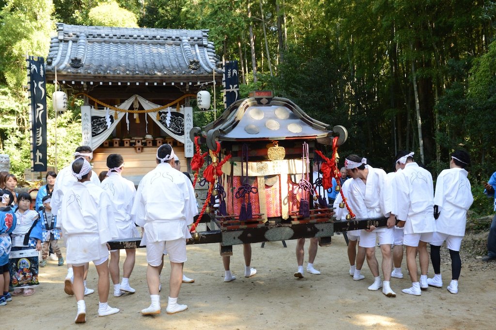 本殿の前に御輿が置かれると、いよいよ押し御輿の始まりです