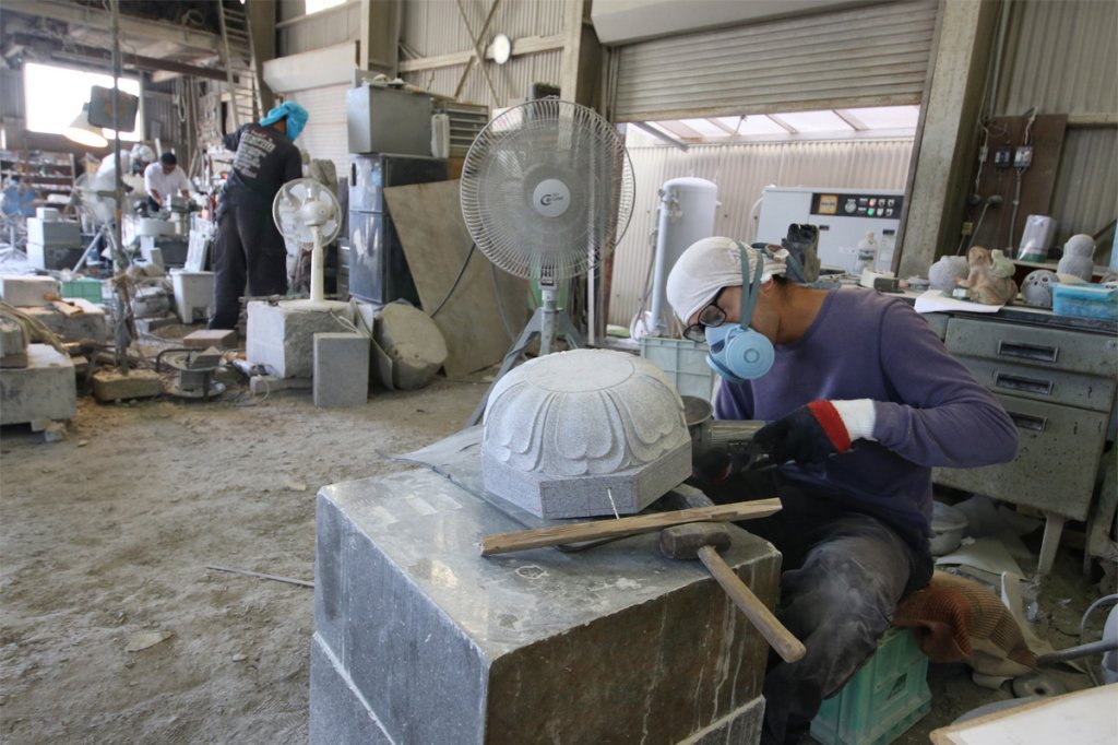 工場で加工作業に精を出す彫刻の職人さんたち