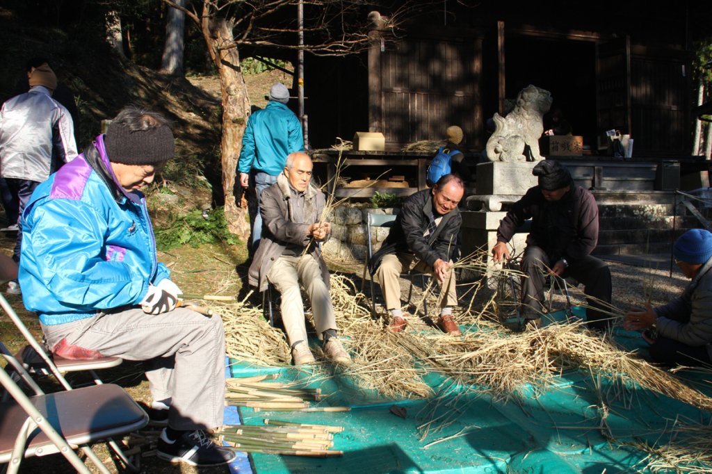 現在は鉢地神明社の境内で注連縄を作ります