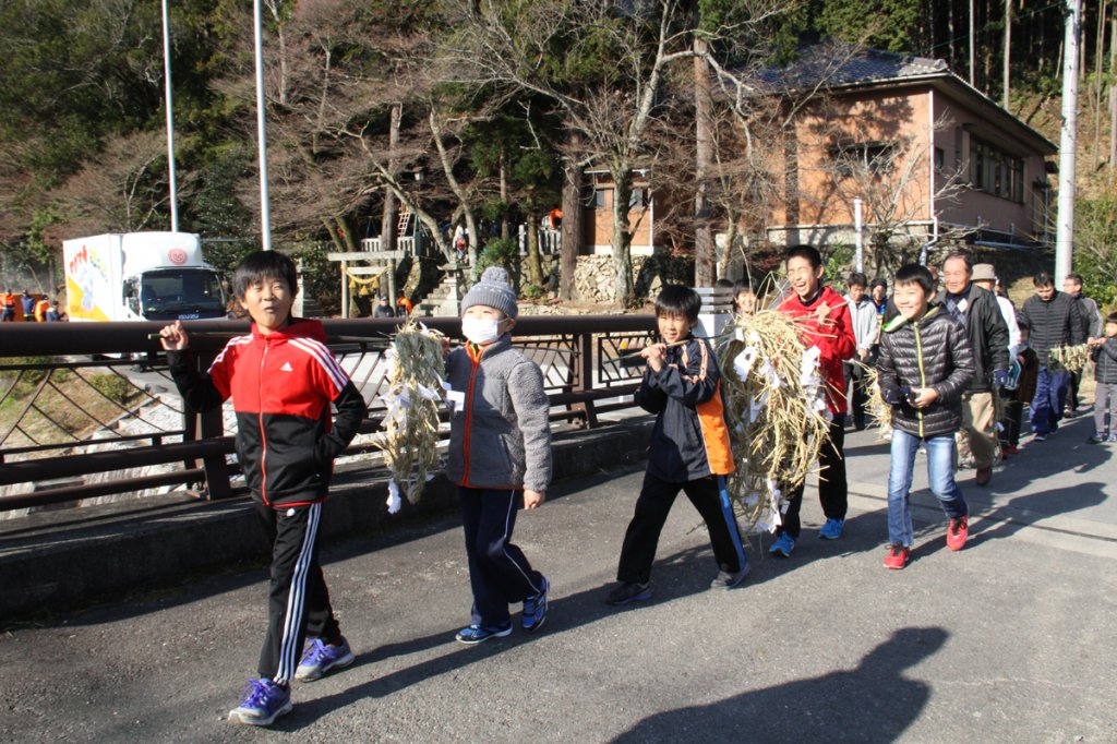 今も「きつねもたぬきも帝鎮講」と言いながら歩きます
