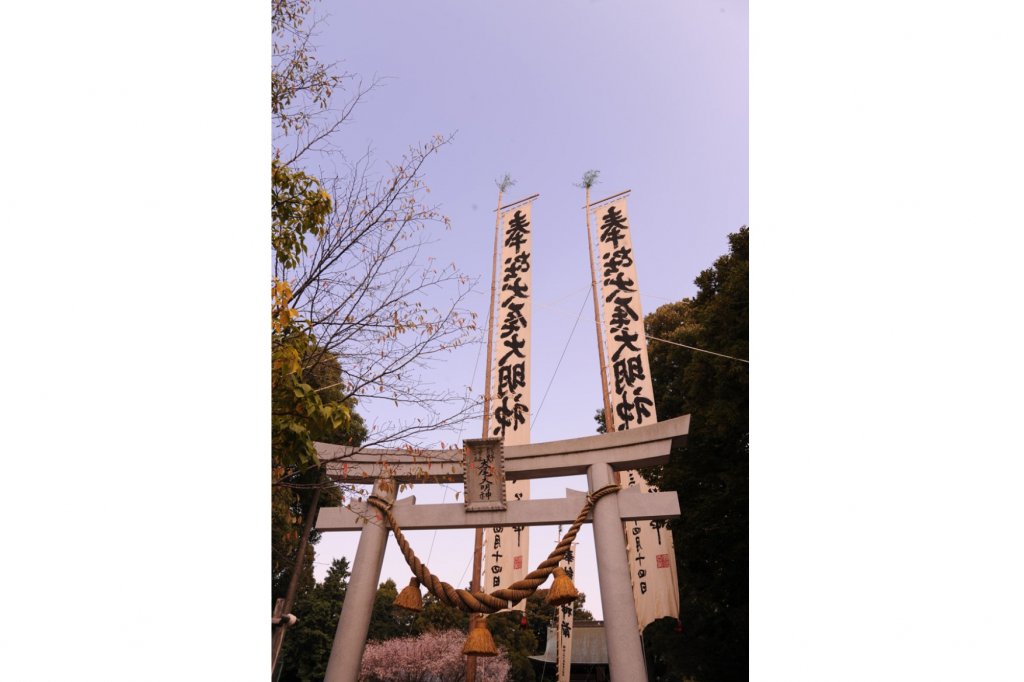 幟旗が空高くはためきます
