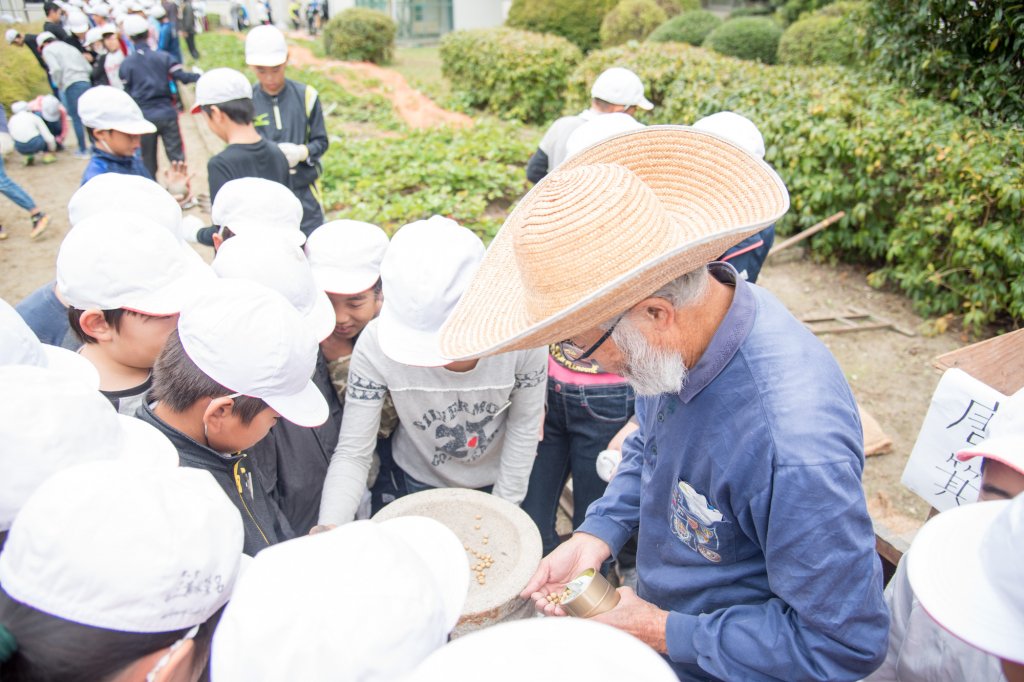 石臼の実演をすると、子どもたちが集まってきた