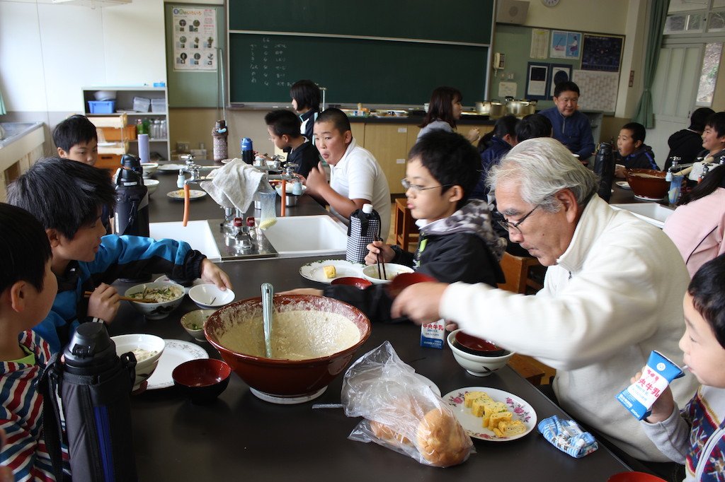 児童たちが楽しみにしている「とろろご飯の会」。みんなで食べるおいしさは格別です