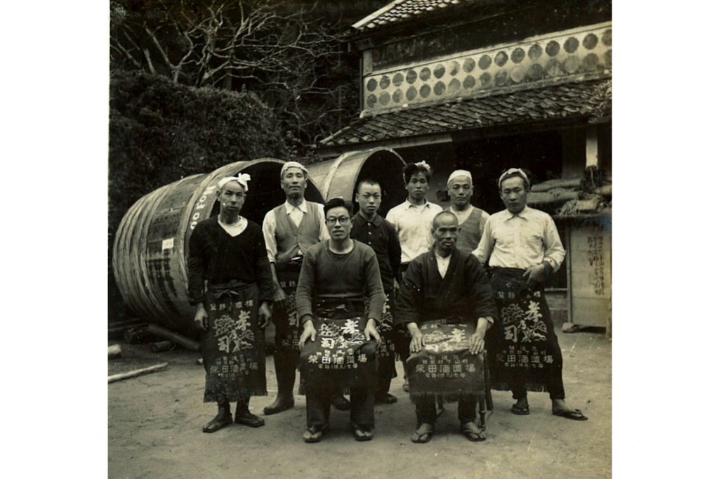 7代目の柴田卓男さん（前列左）と蔵人たち。昭和30年4月撮影