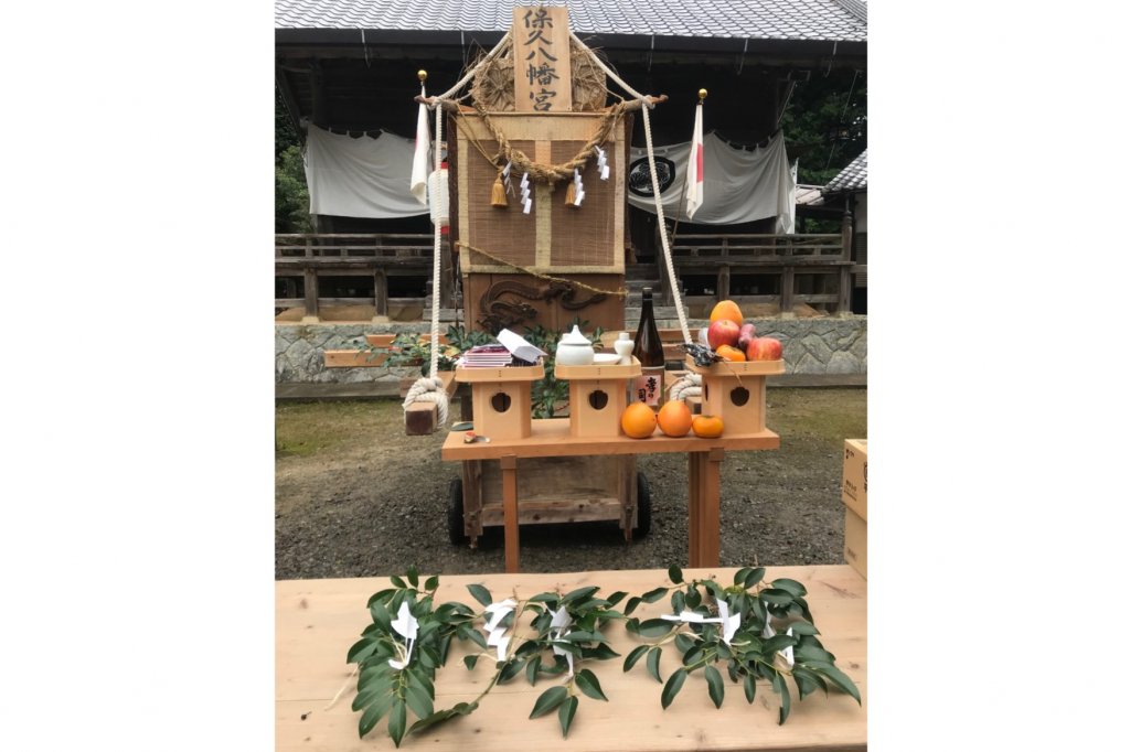保久八幡宮の祭礼で玉串を捧げる祭壇に見える「孝の司」。無くてはならない地元の酒