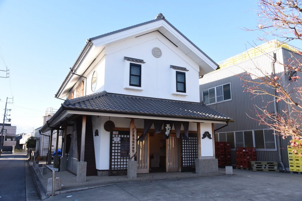 伝馬通りから少し小道に入った場所にある丸石醸造