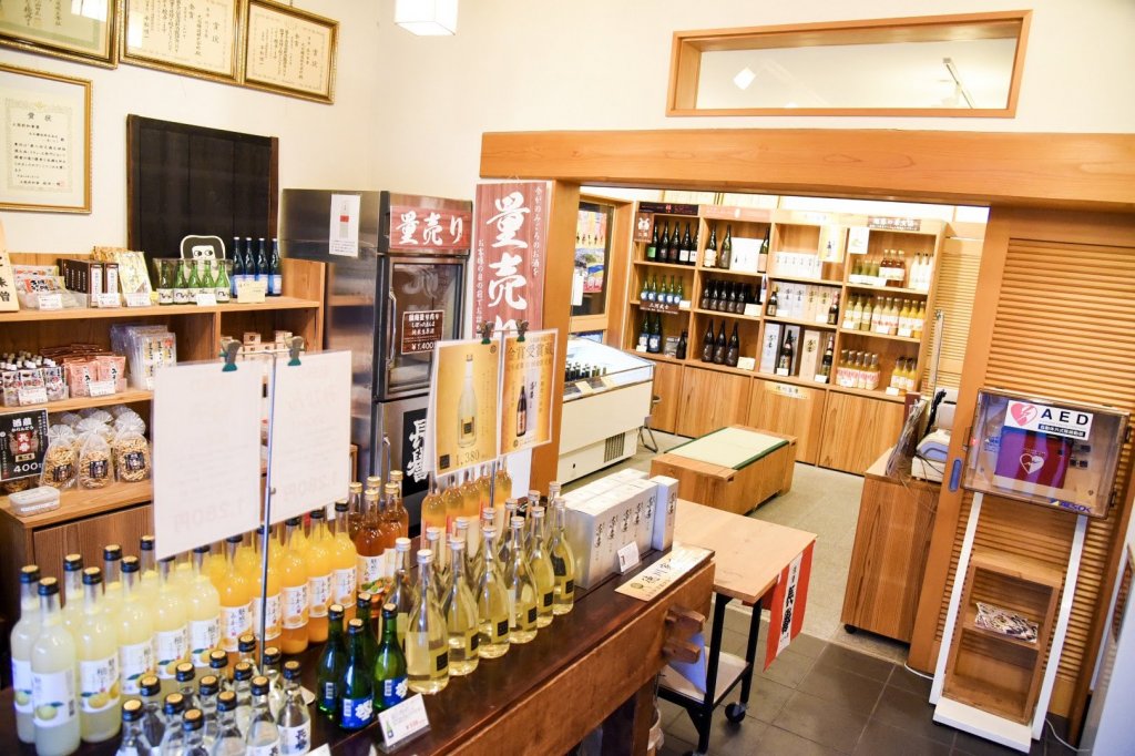 直売店「醸庵」では、純米生原酒の量り売りや限定品が購入できる