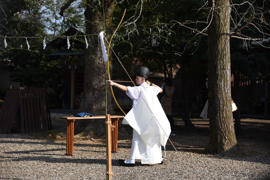 静寂の中、射手が弓矢を放つ