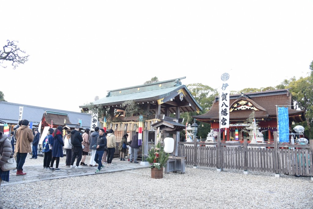 正月の参拝客で賑わう伊賀八幡宮