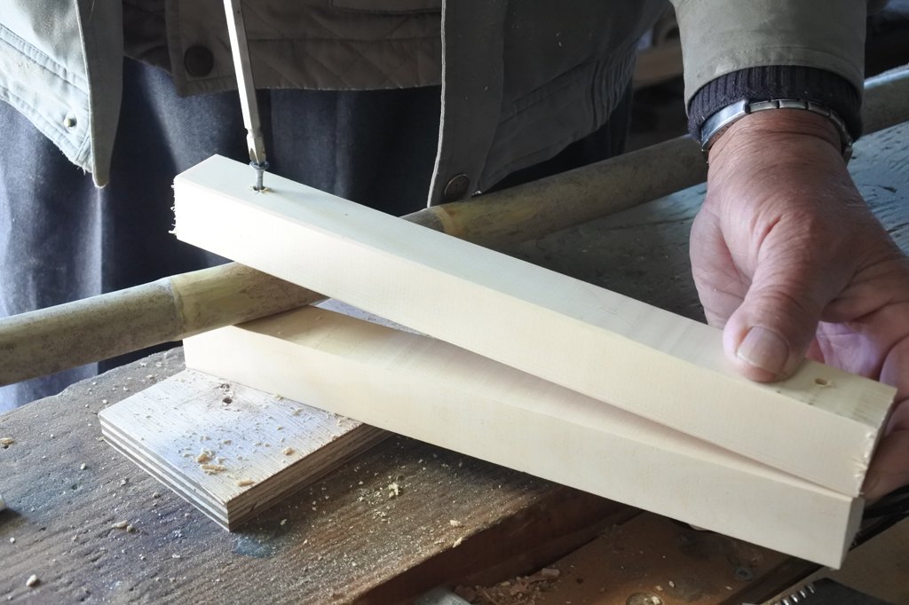 竹と板に針金を通す