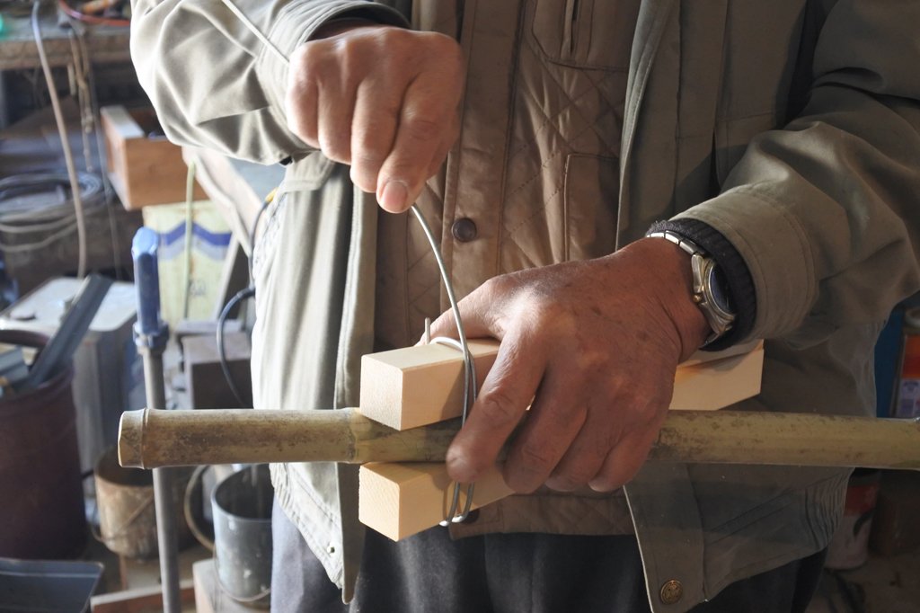 針金で巻く