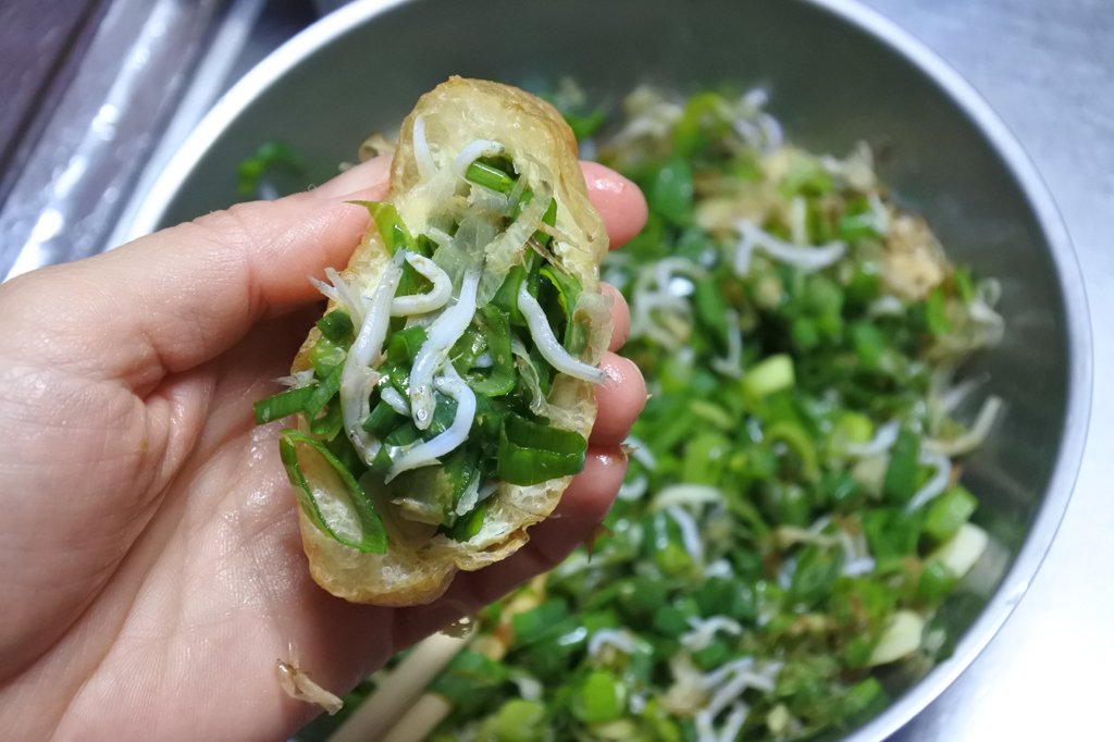 ２、油揚げに①を詰める