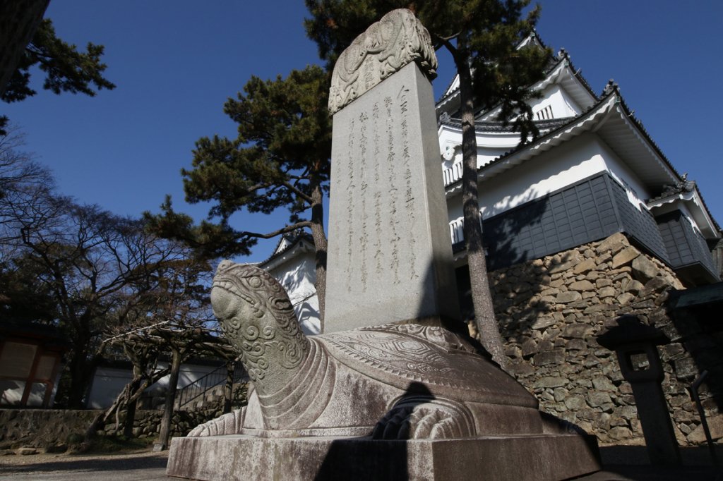 天守閣の前に堂々と立つ東照公遺訓碑