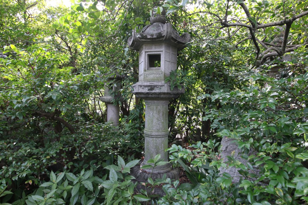 献上灯籠の同型のものが岡崎石造美術研究所に保存されています