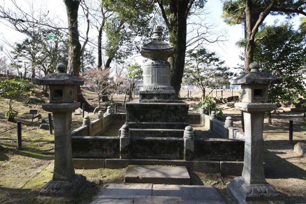 えな塚の宝塔。東照公遺訓碑と同じ年の建立