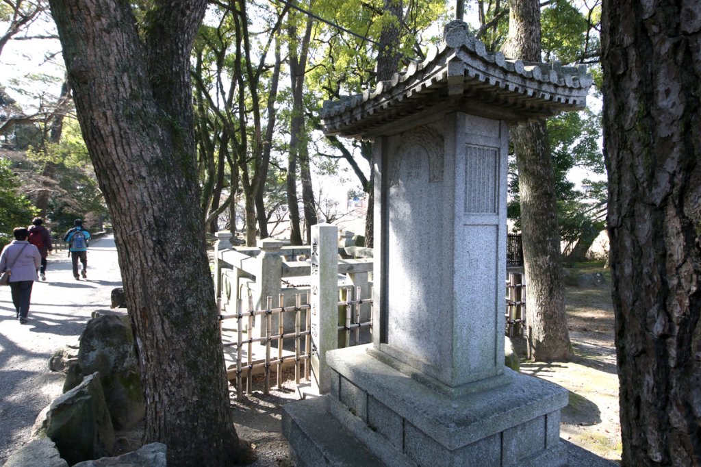 産湯井の傍らに立つ記念碑は1933年の建立