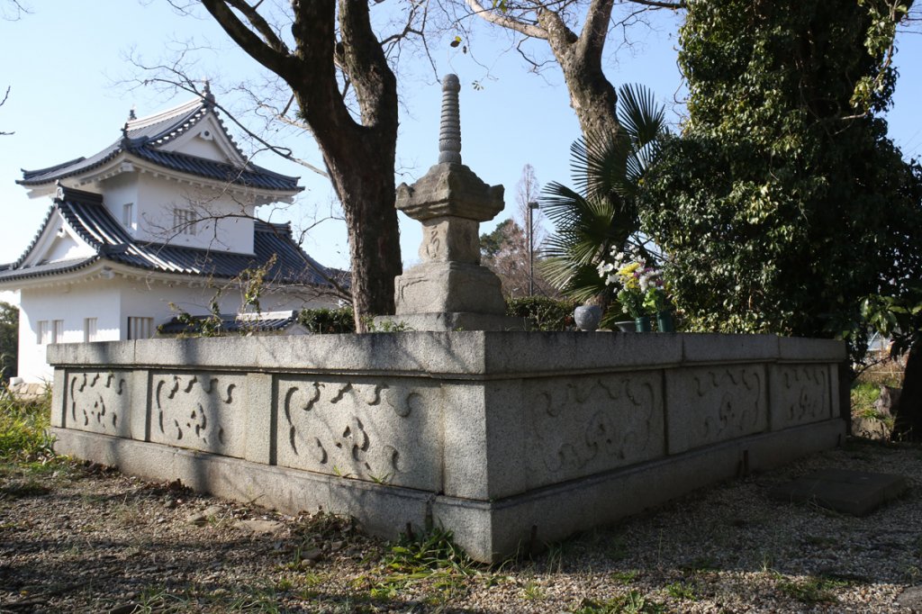 1937年に建てられた浄瑠璃姫の墓