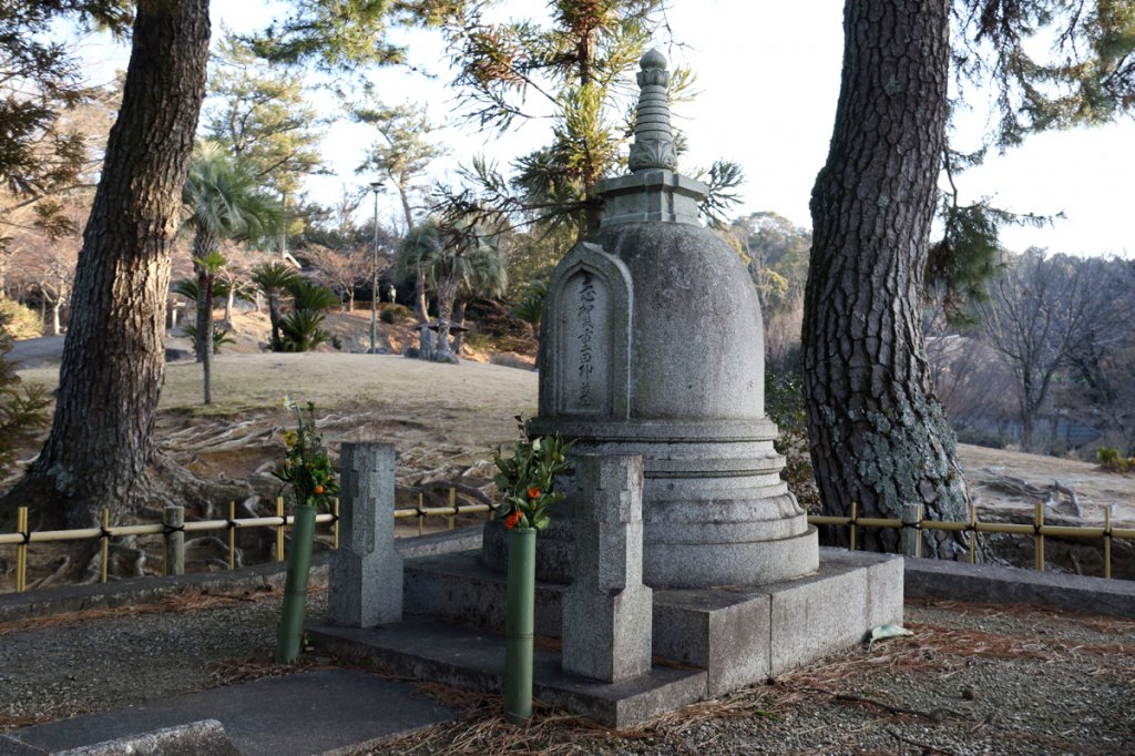 1930年建立の志賀重昂の墓はインド風のデザイン