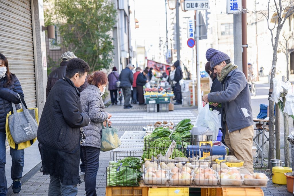 歩道に店が出店し、多くの人が立ち寄る
