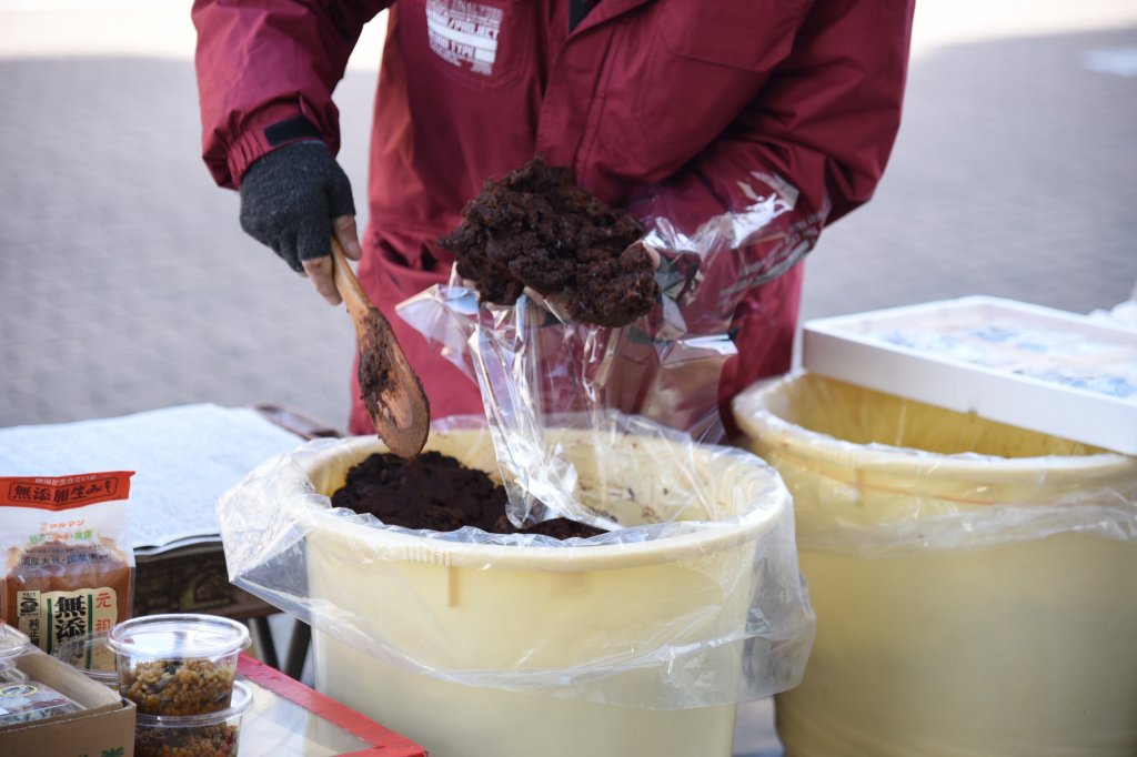 今では珍しい味噌の量り売り