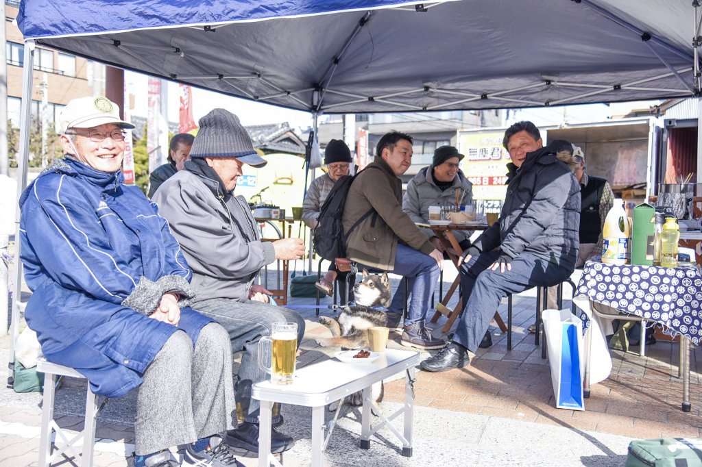市川さん(写真左)も「二七市で同級生に会うのが楽しみ」と話す