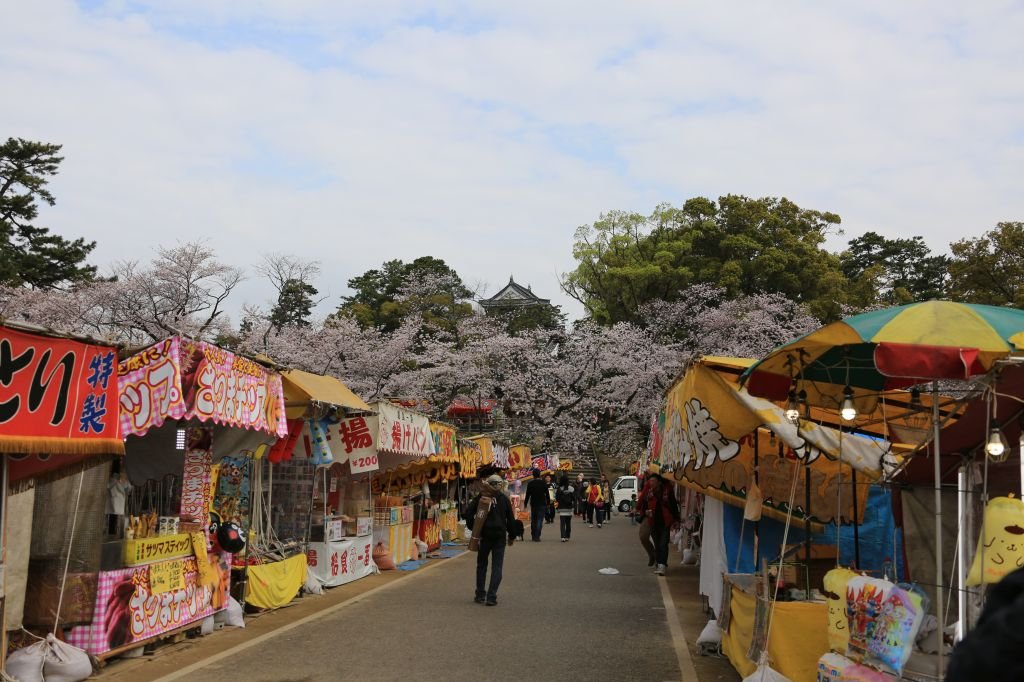 県内でも有数の出店数を誇る露店でにぎわう