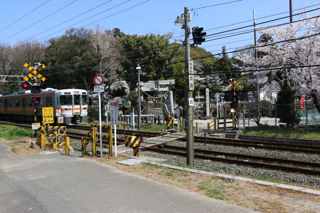 JR東海道本線がすぐ脇を走る上地八幡宮。中央奥に大鳥居が見えます
