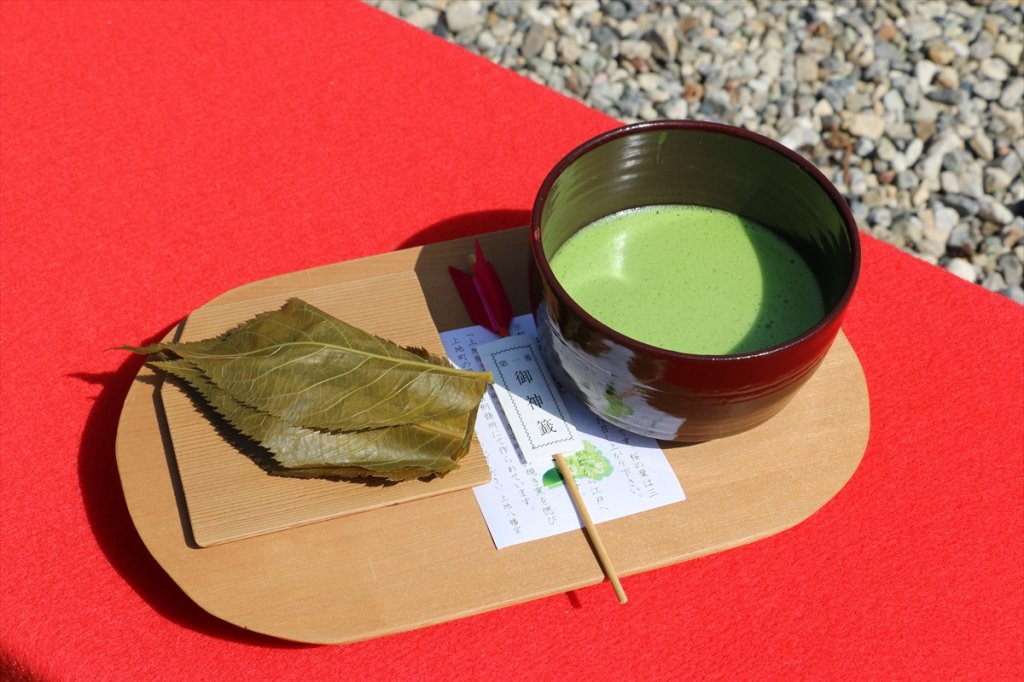 京都のお抹茶（宇治茶）と、桜の葉を3枚使う桜饅頭。毎年楽しみにしている人も多いとか