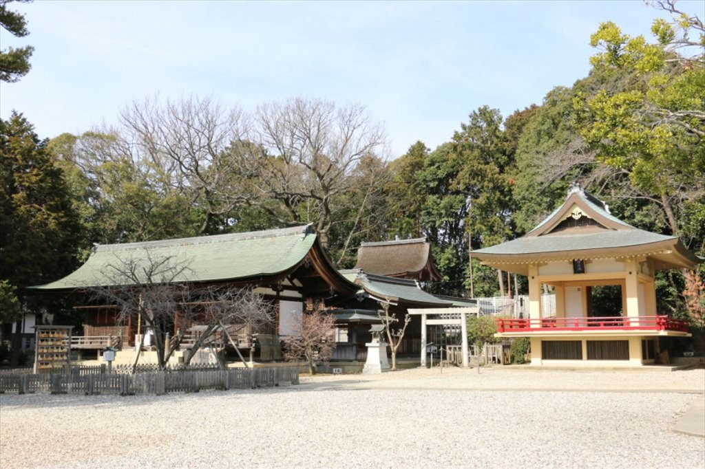 拝殿の奥に室町様式を残す市内最古の社殿、東にうなり石や神楽殿がある境内