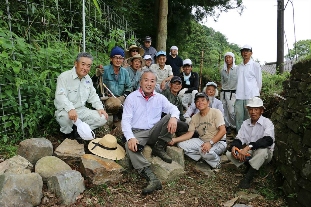 額田石材の石工さんによる石積みの講習会の後にパチリ。中央が梅村さん。みなさん、一仕事を終えた清々しい表情が素敵です
