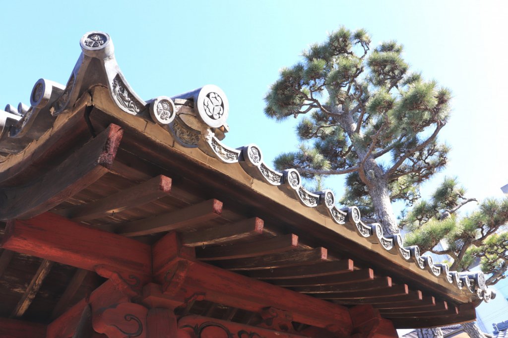 廟所門は、寺院では珍しい朱色