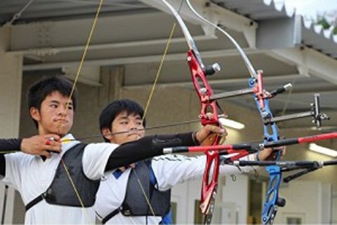 帰省中の兄（右）と一緒に練習に励む戸松くん