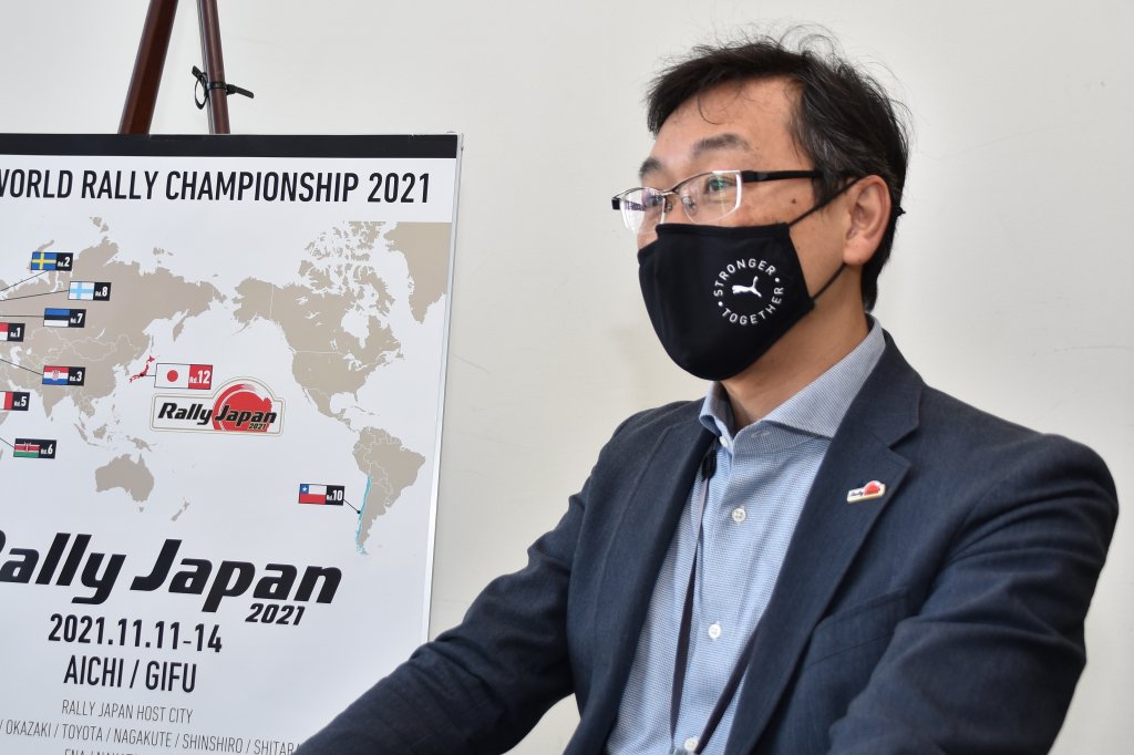 インタビューを受ける高橋浩司会長