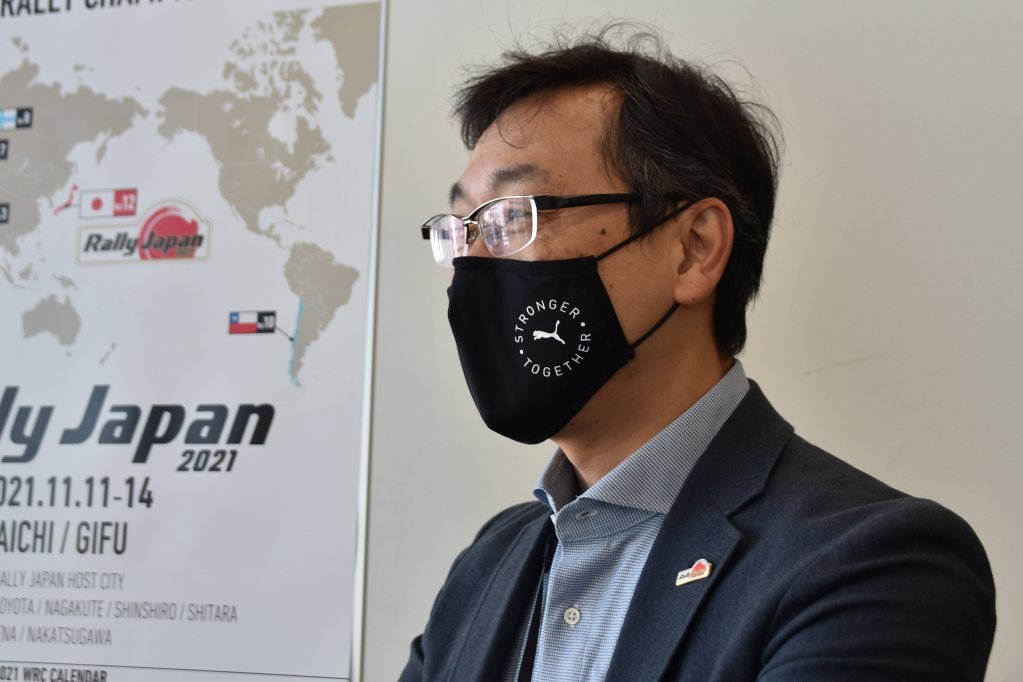 インタビューを受ける高橋浩司会長