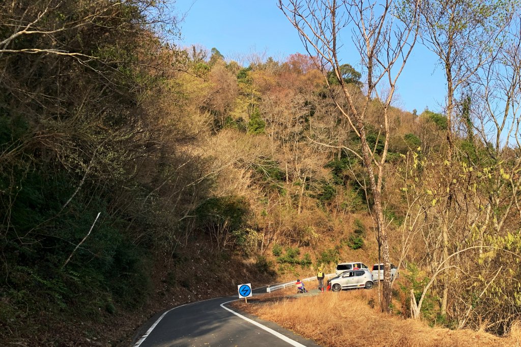ラリー当日は早朝から下見しておいた場所に向かいます。早くいかないと撮影ポイントにクルマがいっぱいで予定していた場所で撮影できないなんてことも！