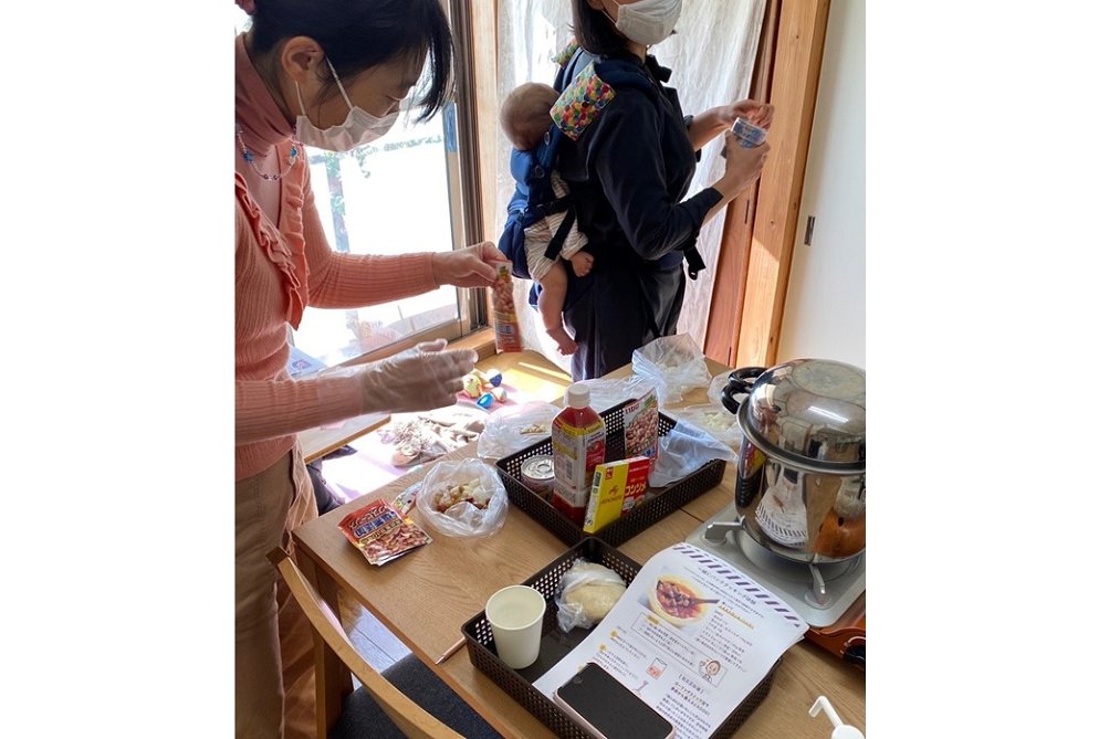 「防災パンとパッククッキング」でパンを作る参加者