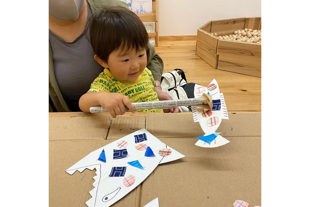 「親と子あそびば」工作の様子