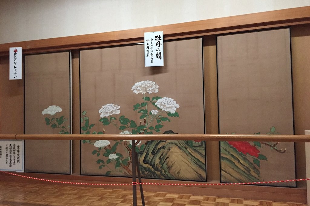 修復作業によってカビなどが除去され、美しく蘇った障壁画。鶴や牡丹など、さまざまな絵が描かれています