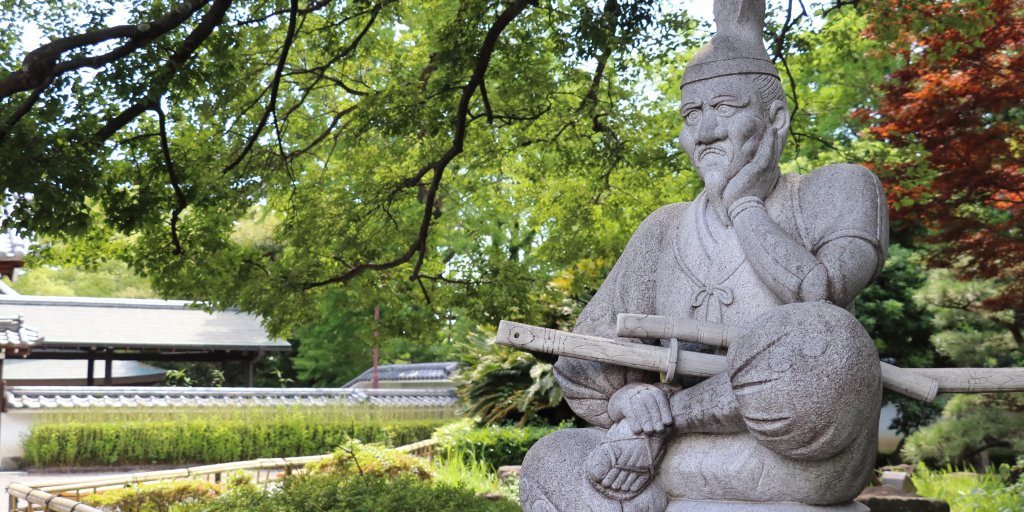 岡崎公園に鎮座する、徳川家康しかみ顔の座像