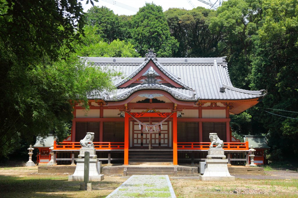 神秘の森に佇む色鮮やかな拝殿