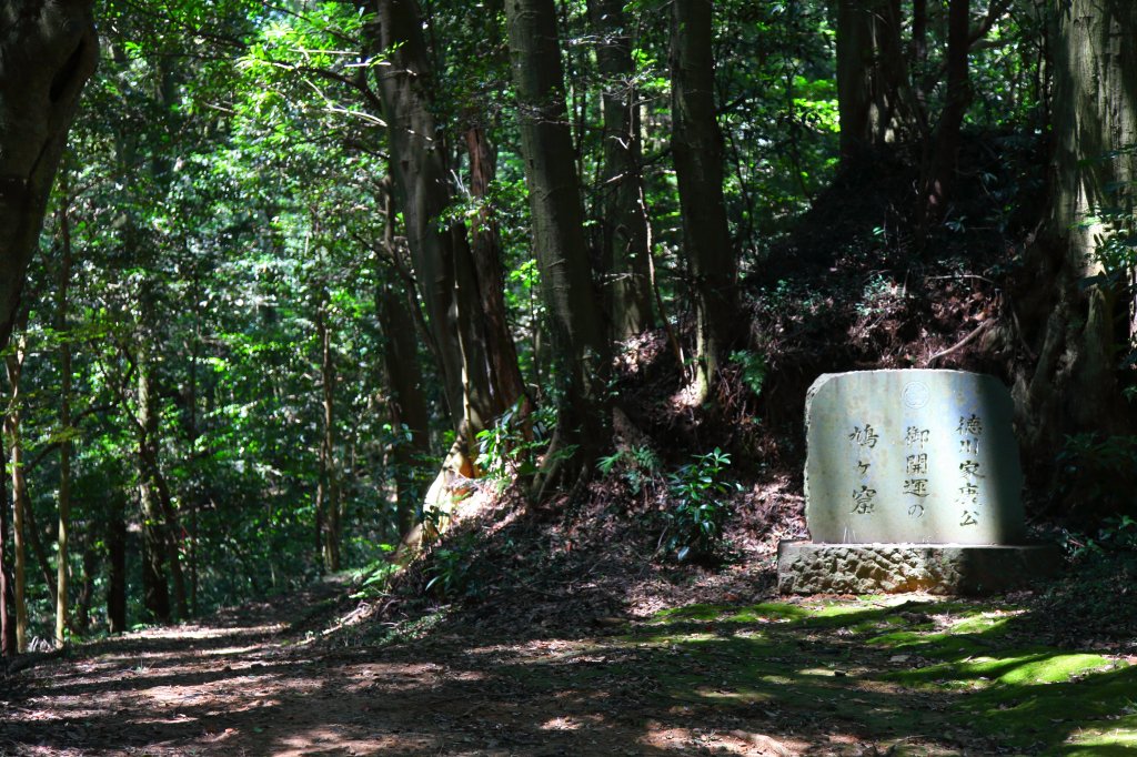 石碑の向かって左側の脇道へ