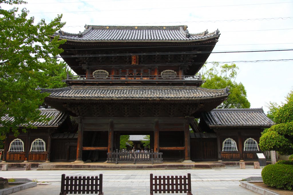 三代将軍徳川家光建立の山門（県指定文化財）